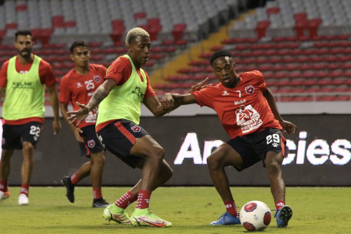 Alajuelense amarra y hace debutar a hondureño Bryan Félix