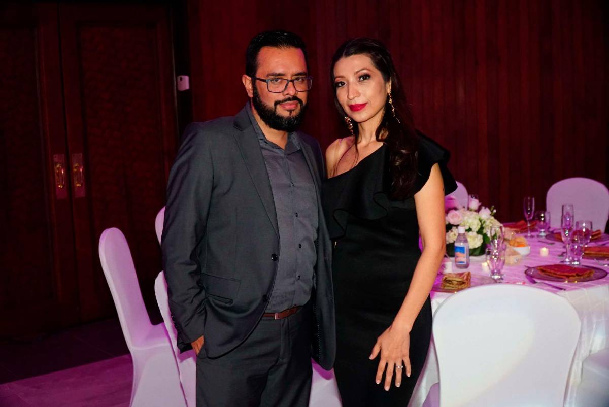 Llenos de promesas llegan al altar Rommel y Vanessa