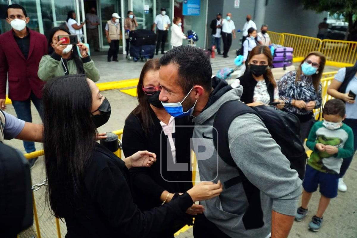 Alfredo Mejía fue recibido en el aeropuerto Ramón Villeda Morales por su familia.