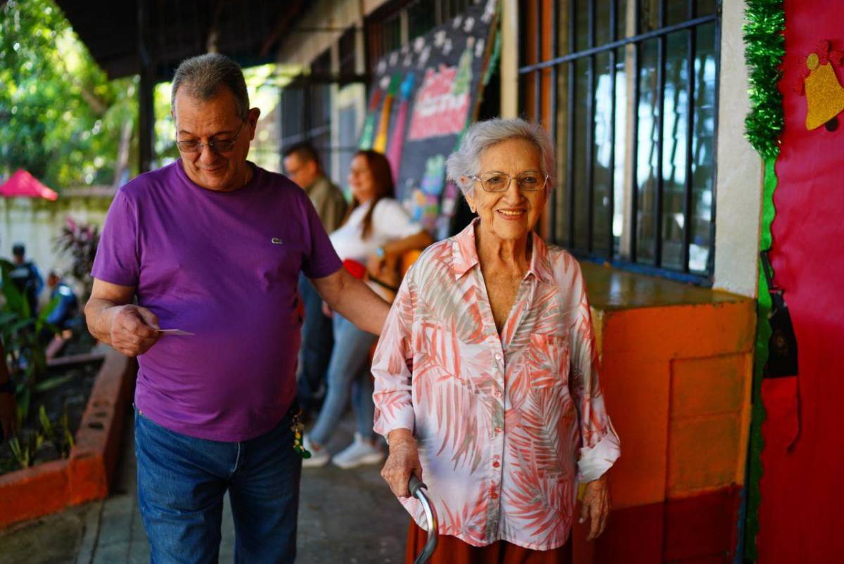 Los adultos mayores votan desde muy temprano en Honduras