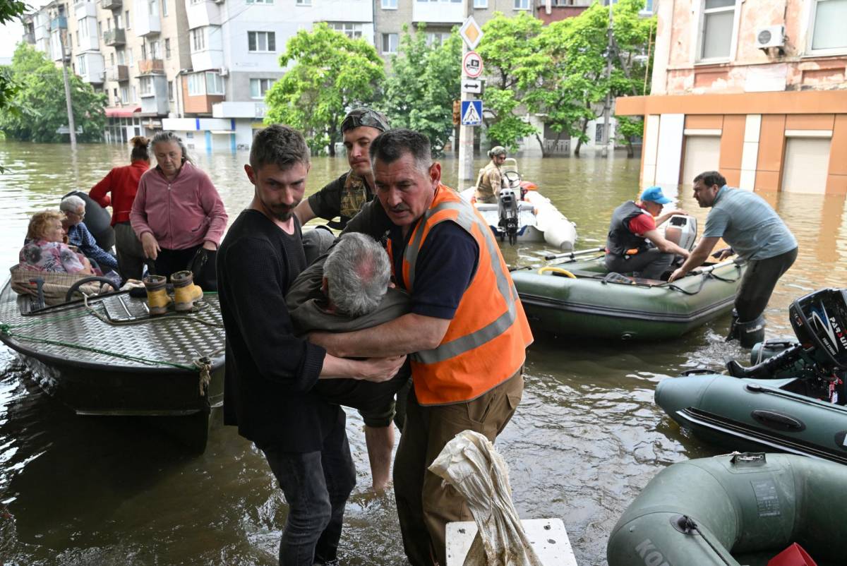 Ucrania denuncia bombardeos en zonas inundadas tras destrucción de represa