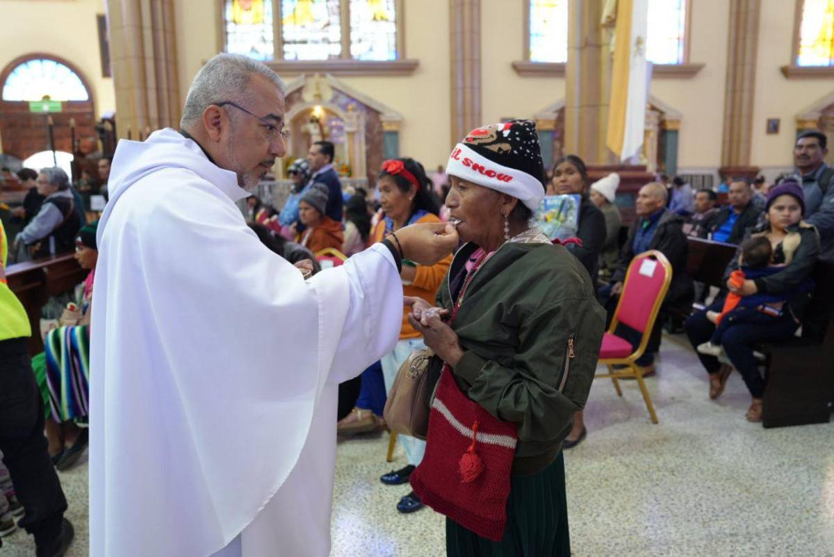 Fieles hondureños desbordan fe ante la virgen de Suyapa