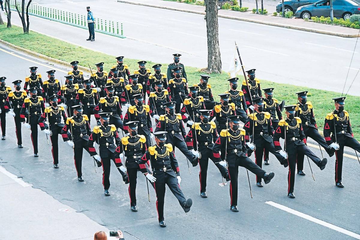 Pelotones militares y policiales rinden tributo a Honduras