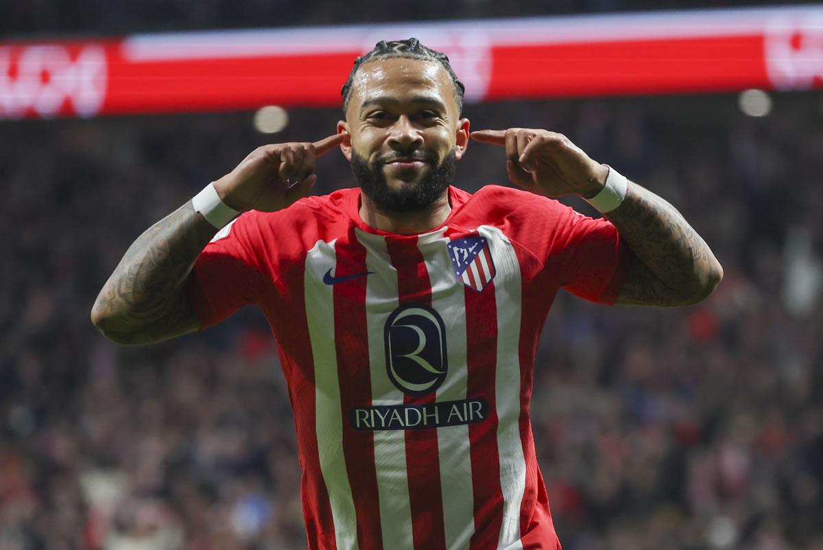Memphis Depay celebrando su gol que dio la victoria y clasificación al Atlético de Madrid a semifinales de la Copa del Rey.