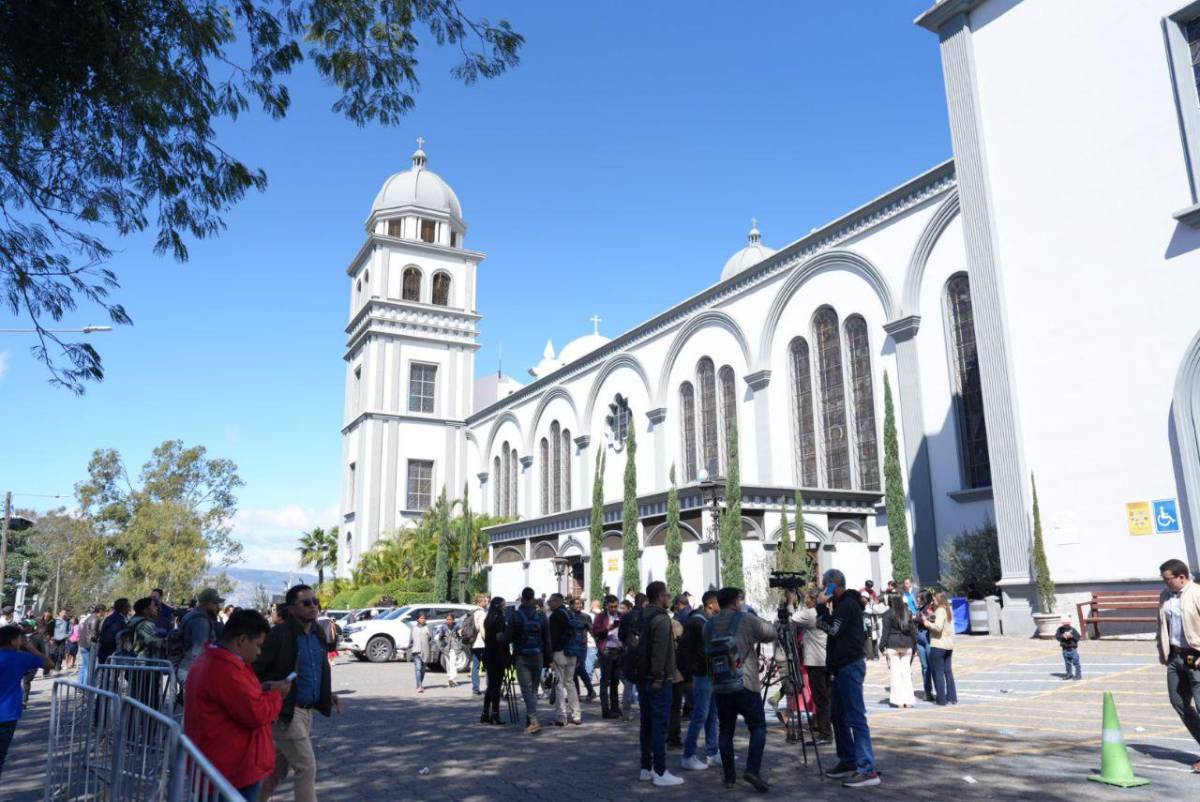 Fieles hondureños desbordan fe ante la virgen de Suyapa
