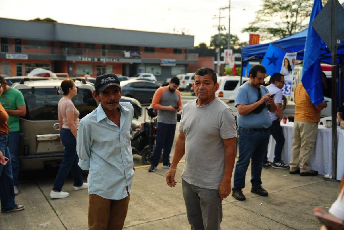 Sampedranos hacen filas desde temprano en los centros de votación de San Pedro Sula