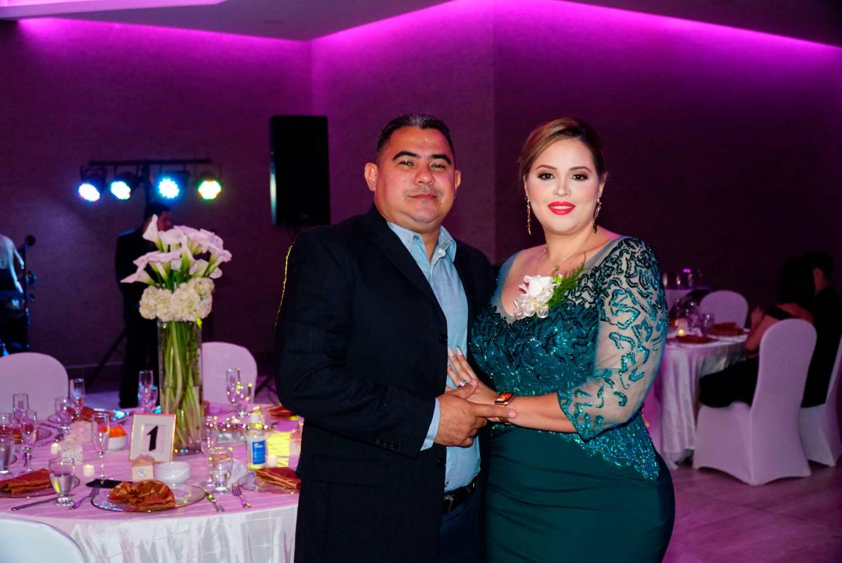 Llenos de promesas llegan al altar Rommel y Vanessa
