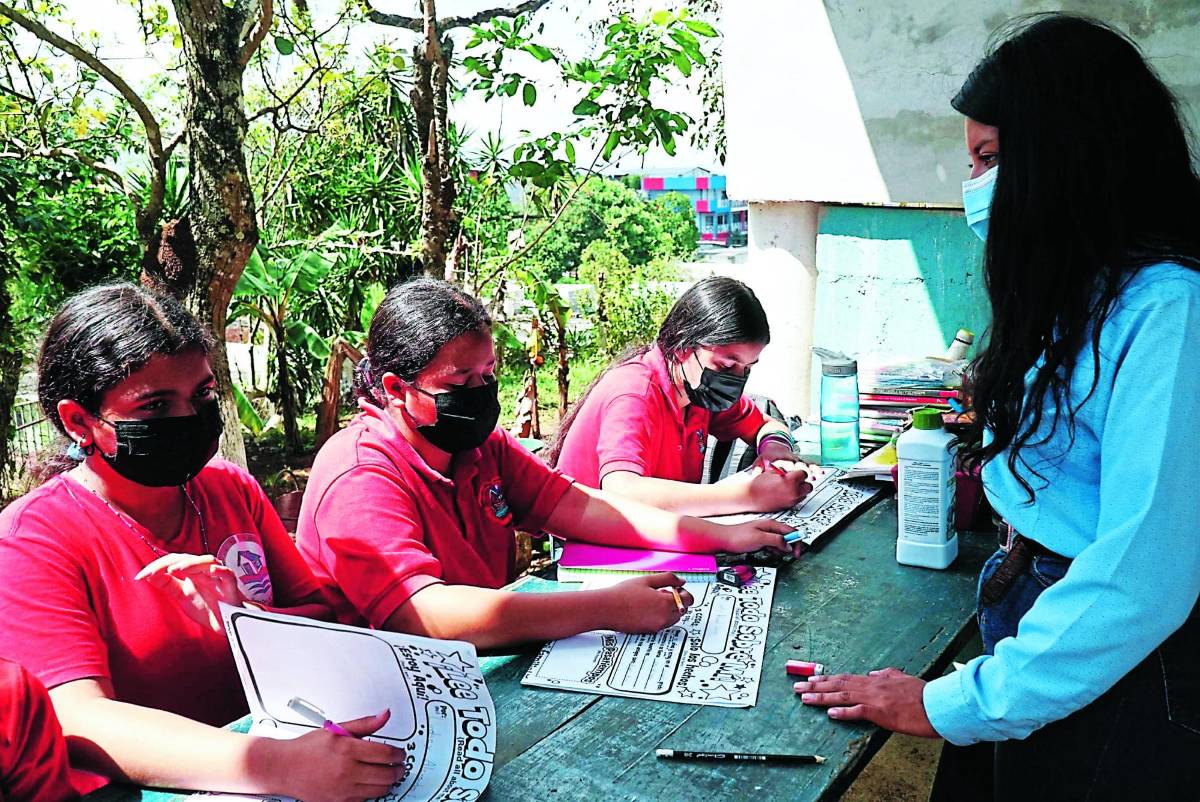 Educación promete construir centro a niños que reciben 300 días de clase