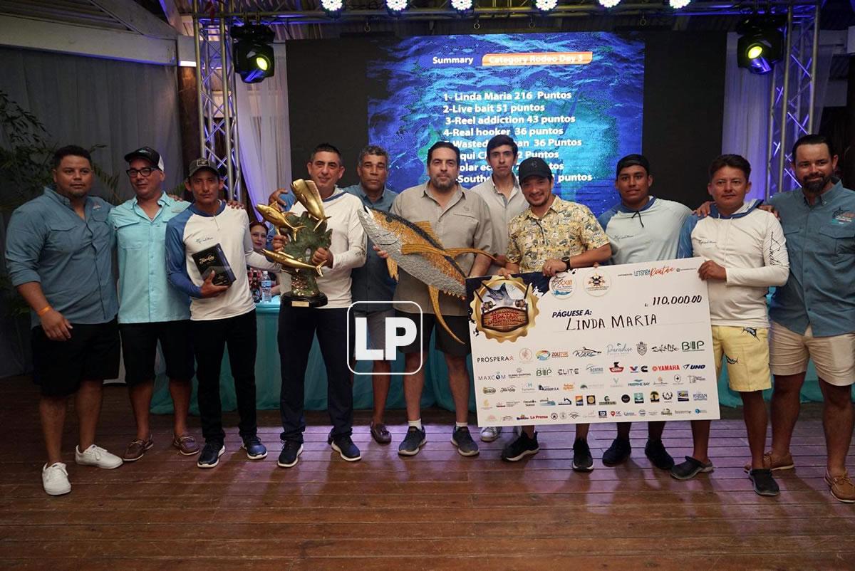 La embarcación Linda María, feliz con su premio.