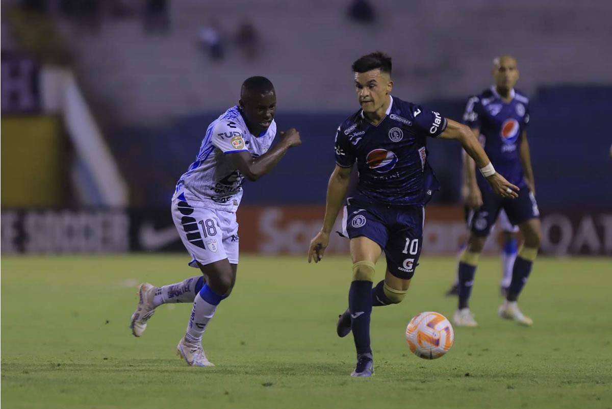 Gaspar Triverio durante el partido contra el Pachuca de México.