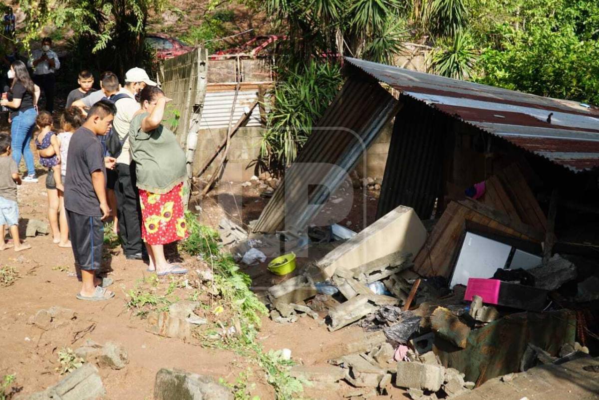 ¡Tragedia! Dos niños mueren tras colapsar muro de vivienda por lluvias en Villanueva, Cortés