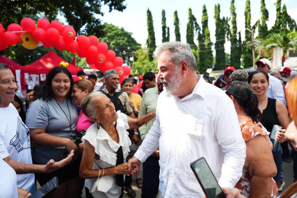 Sampedranos reciben con alegría a Roberto Contreras en los centros de votación