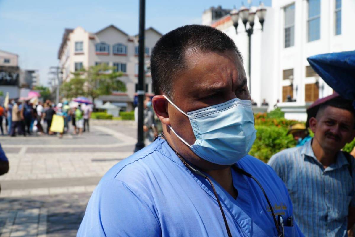 Carlos Umaña, diputado del PSH, acompañó en la protesta pacífica a los locatarios de los mercados de San Pedro Sula. Fotografía: La Prensa / José Cantarero.