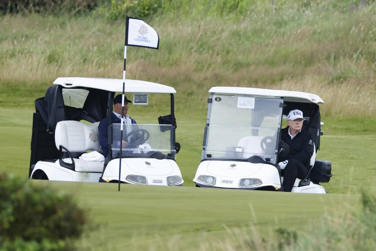 Trump recibe a Starmer en su “castillo” escocés