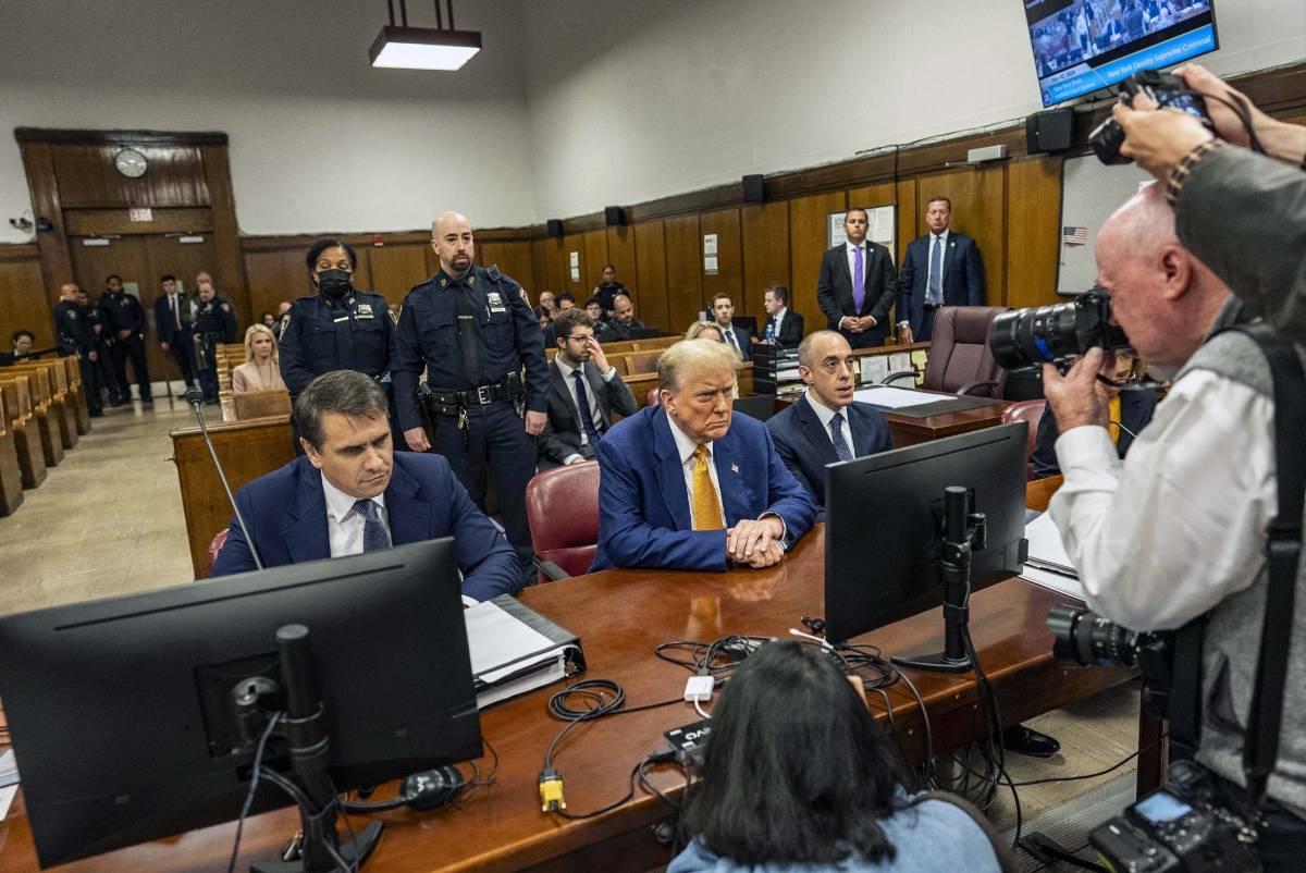 Fiscalía acusa a Trump de desacatar de nuevo orden del juez