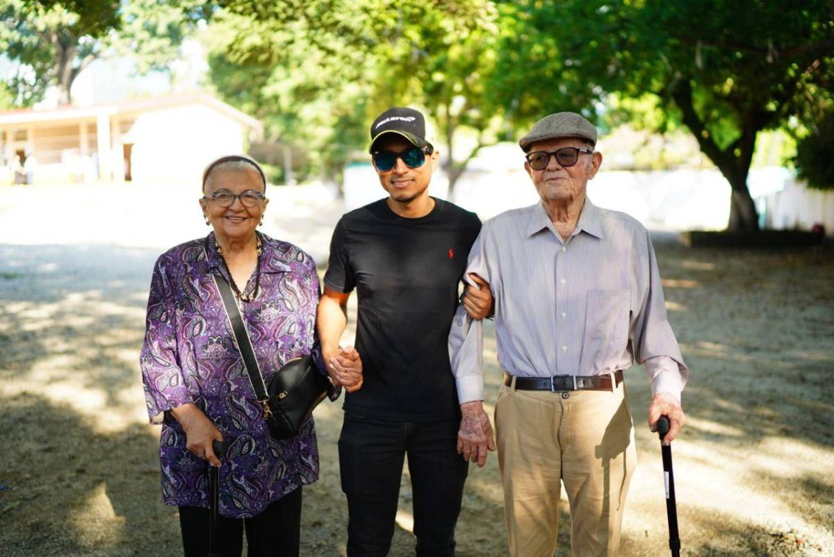 Los adultos mayores votan desde muy temprano en Honduras