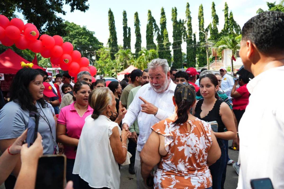 Sampedranos reciben con alegría a Roberto Contreras en los centros de votación
