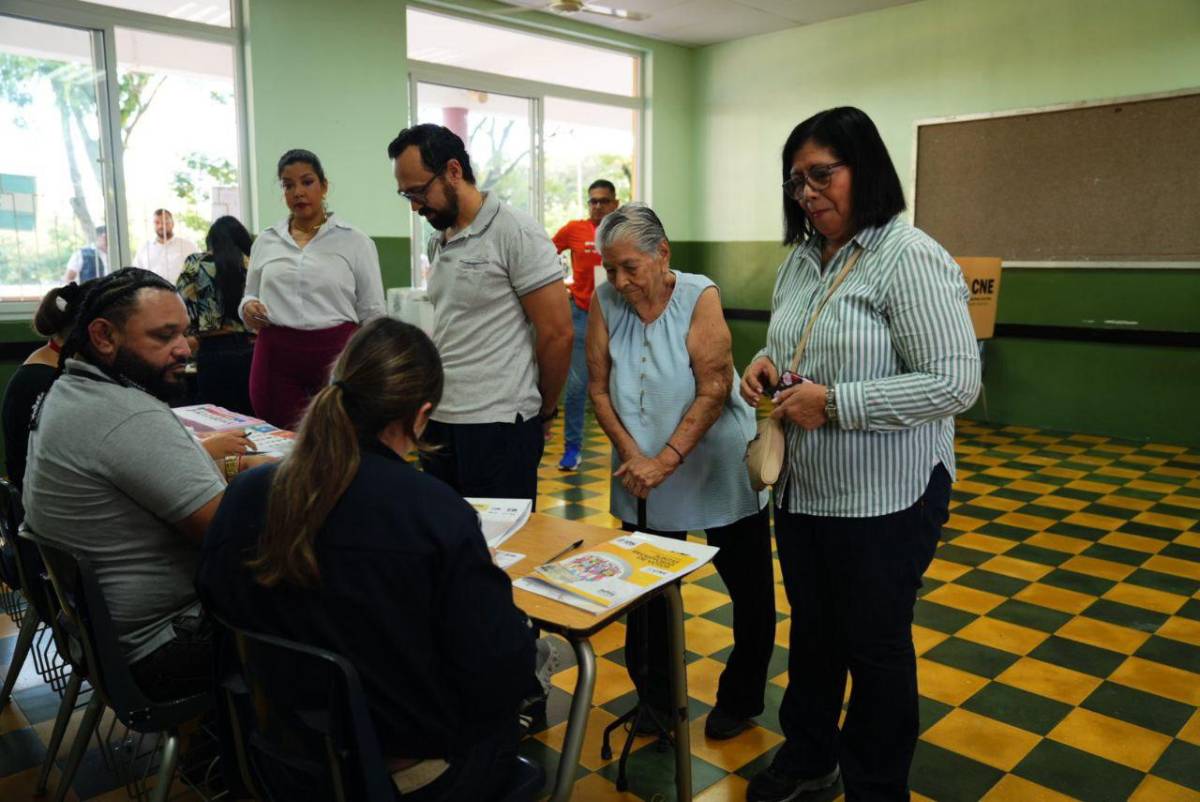Los adultos mayores votan desde muy temprano en Honduras