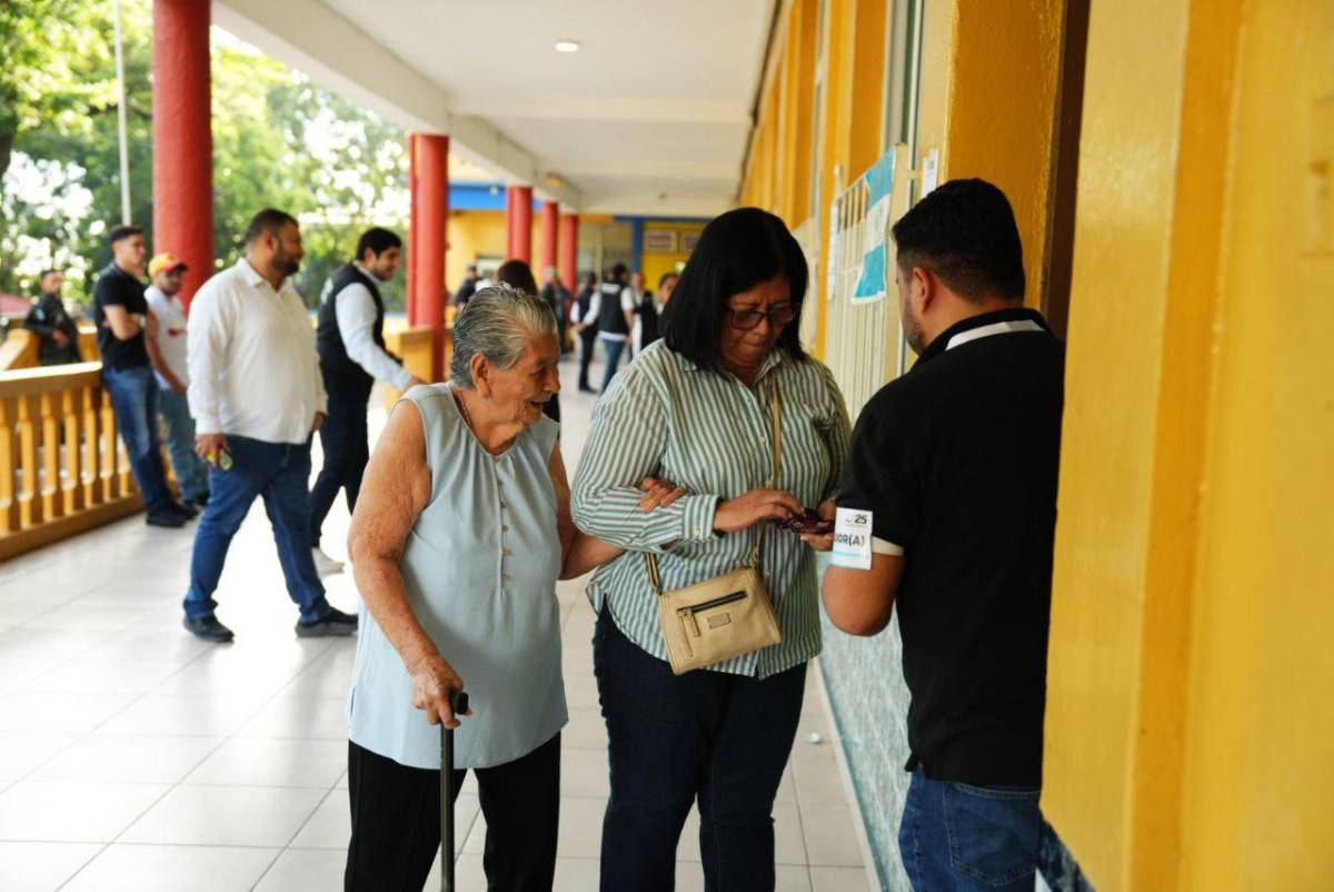 Los adultos mayores votan desde muy temprano en Honduras