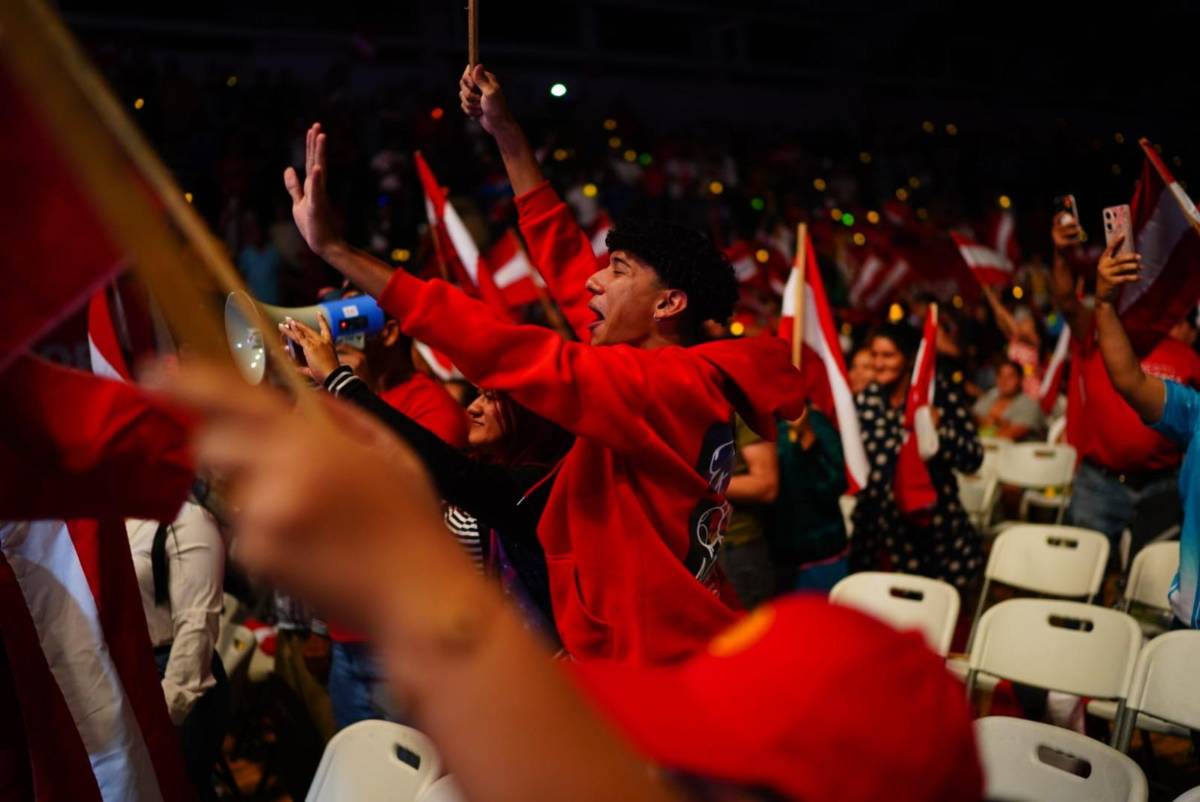 Ambientazo en el gimnasio Municipal para el juego Nicaragua-Honduras