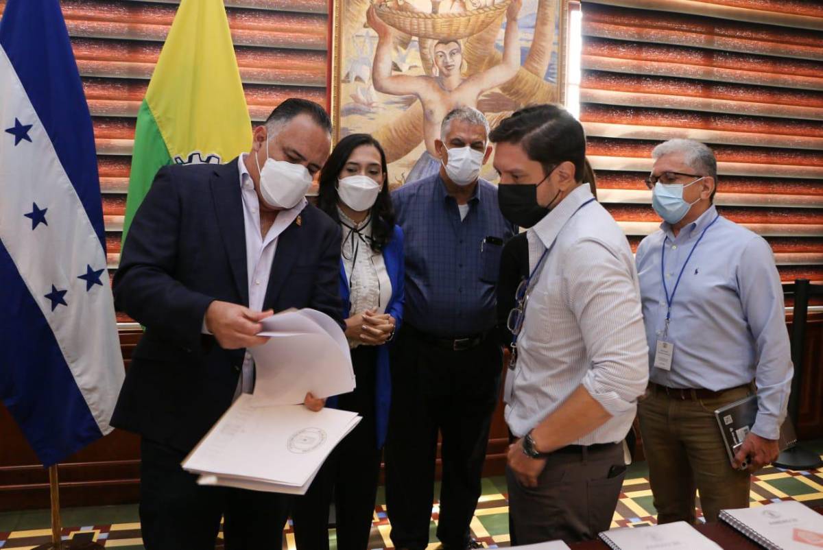 Armando Calidonio y Julio Montessi, revisando el informe de transición municipal.