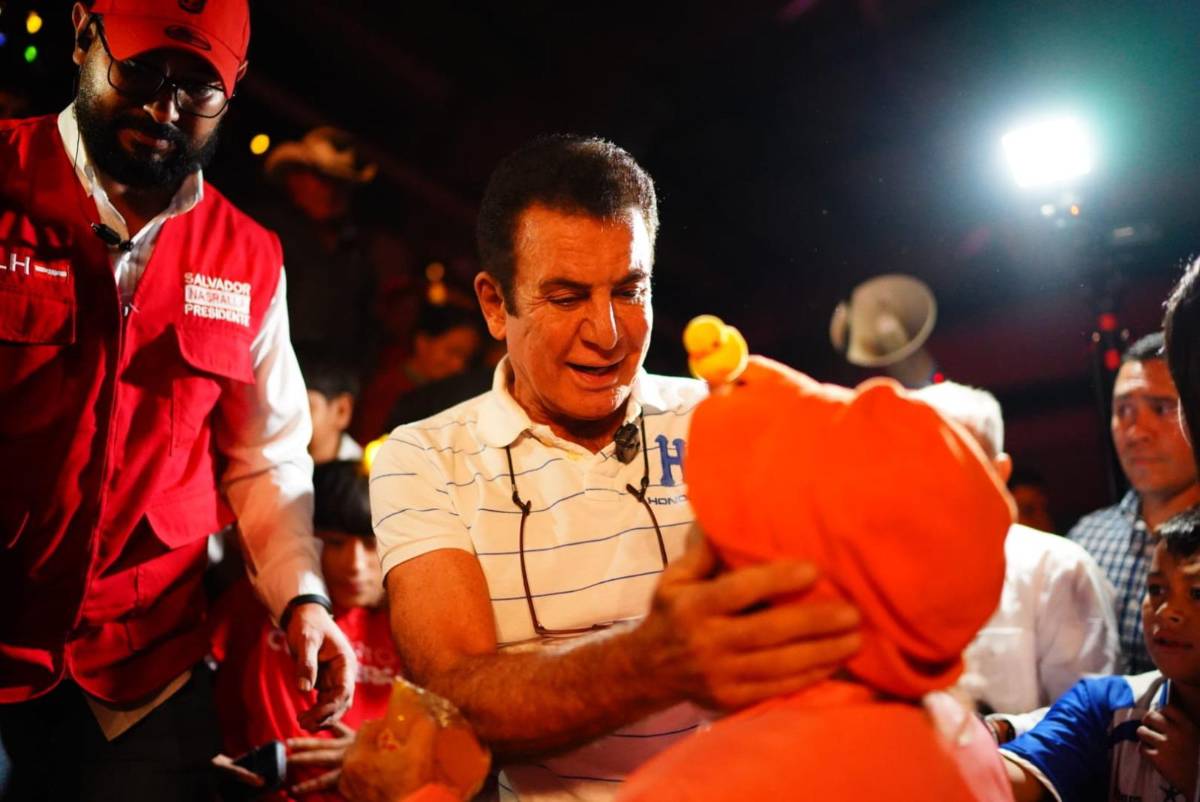 Ambientazo en el gimnasio Municipal para el juego Nicaragua-Honduras