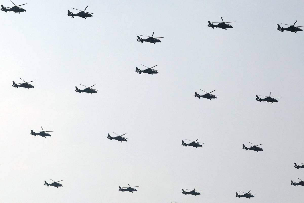 China muestra su “imparable” avance militar con drones, misiles y robots en desfile