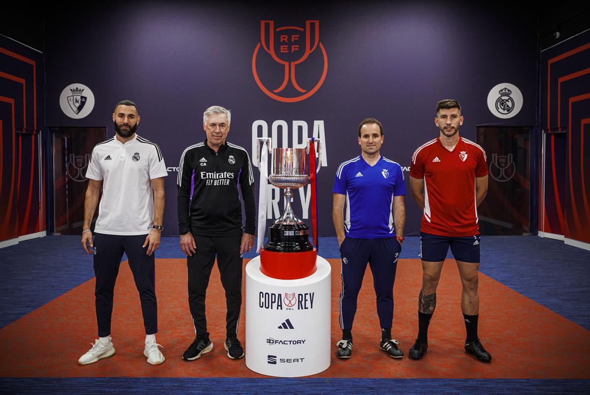 Los entrenadores del Real Madrid, Carlo Ancelotti, y de Osasuna, Jagoba Arrasate (2-d), y sus respectivos capitanes, Karim Benzemá (i) y David García (d), posan con el trofeo de la Copa del Rey.