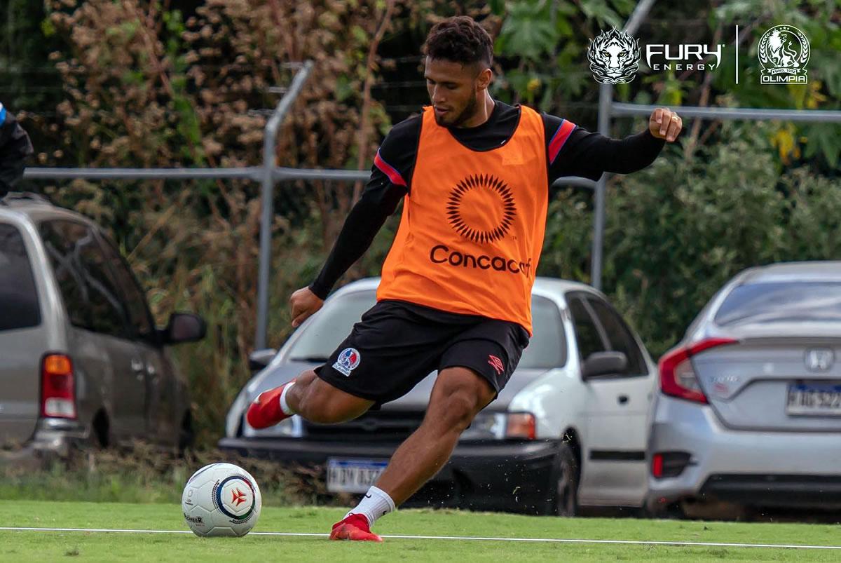 Alex López ha estado entrenando con el Olimpia junto a todo el plantel.