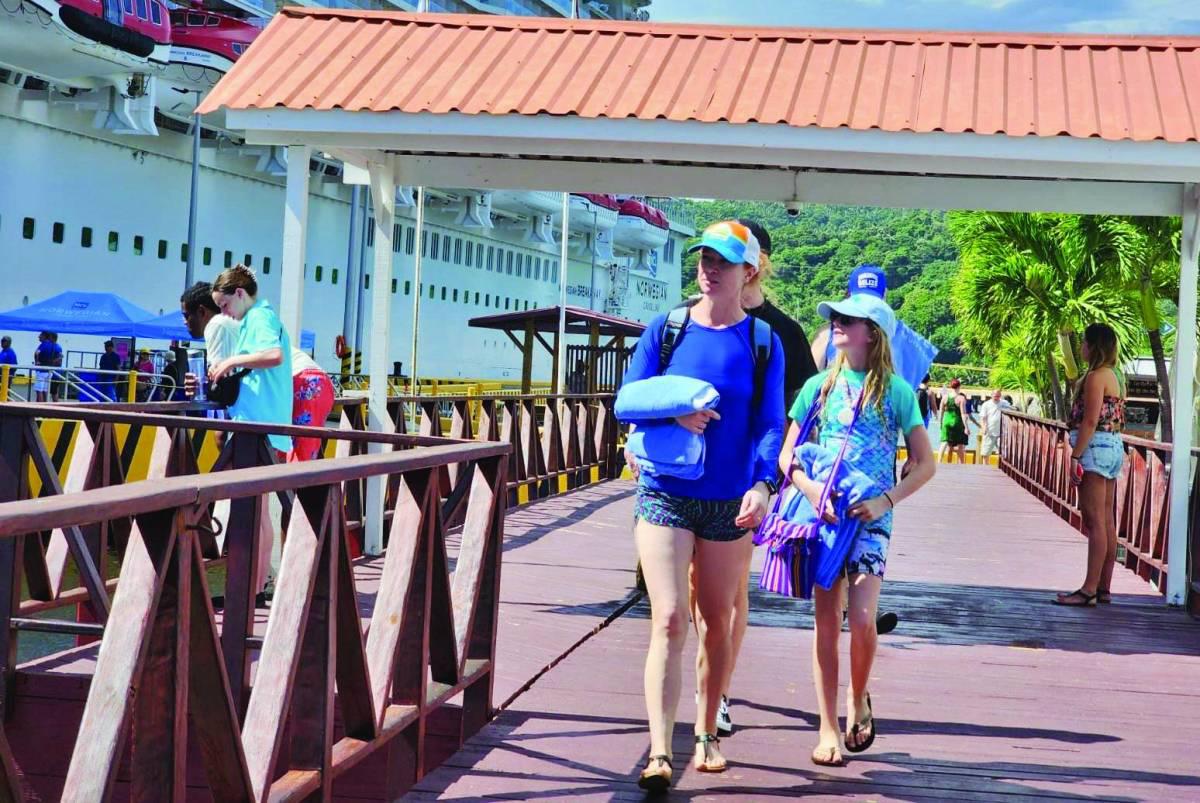 Los turistas norteamericanos, mexicanos y europeos disfrutan de la diversidad turística que ofrece Roatán y cada año aumenta el flujo de cruceristas a la paradisiaca isla.