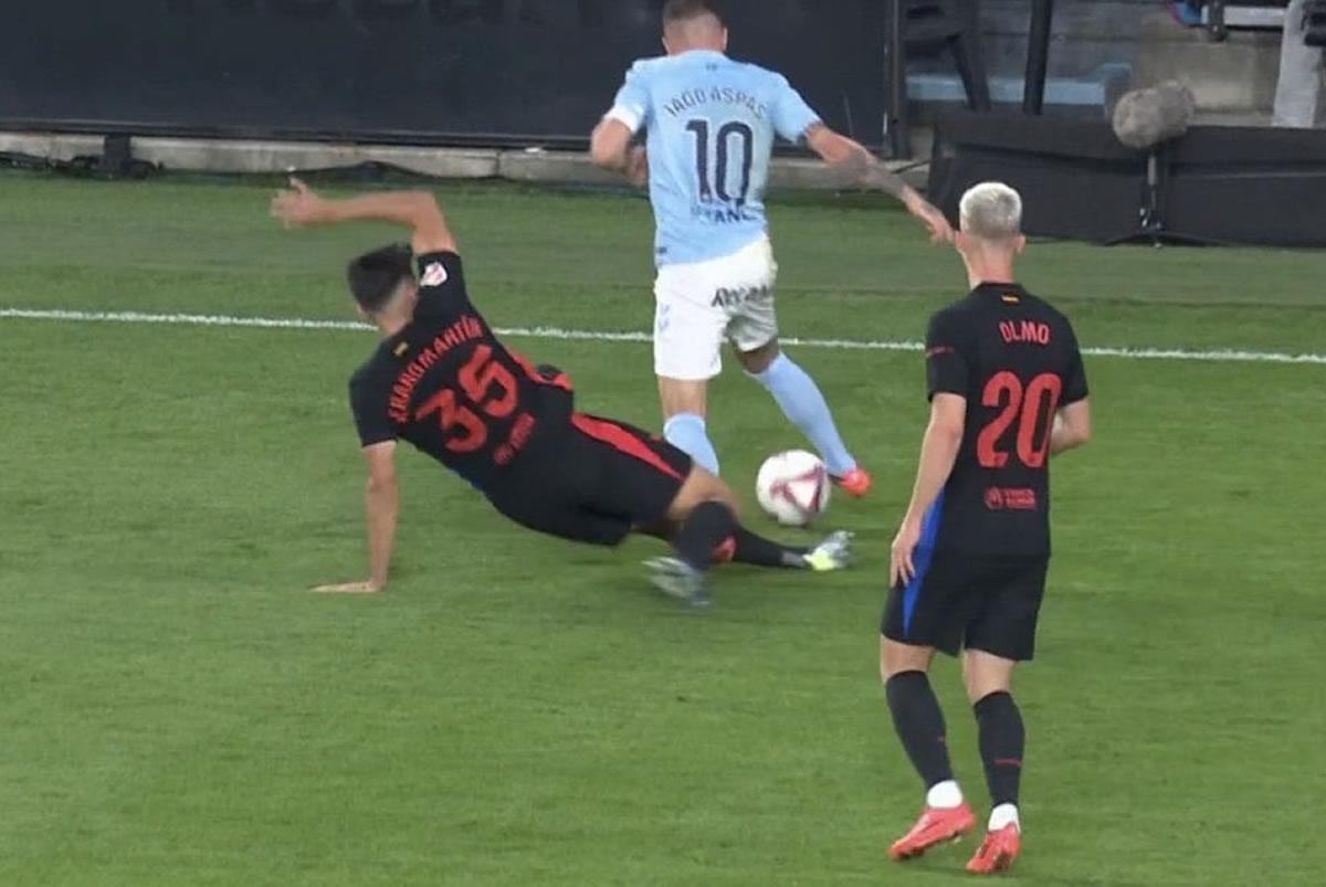 La falta de Gerard Martín contra Iago Aspas por la que reclamaron la segunda amarilla para el defensa del Barcelona.