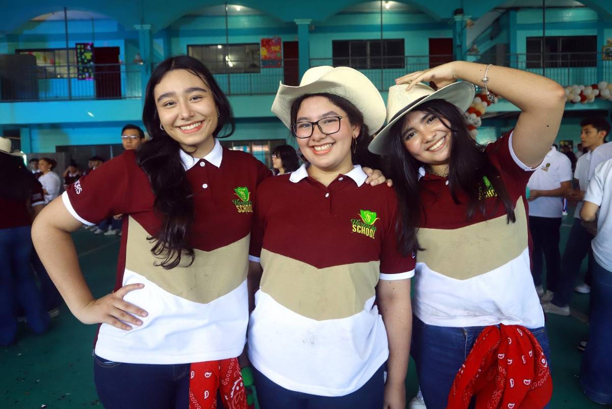 Fotos: Seniors del Instituto Bilingüe Florencia realizan su entrada