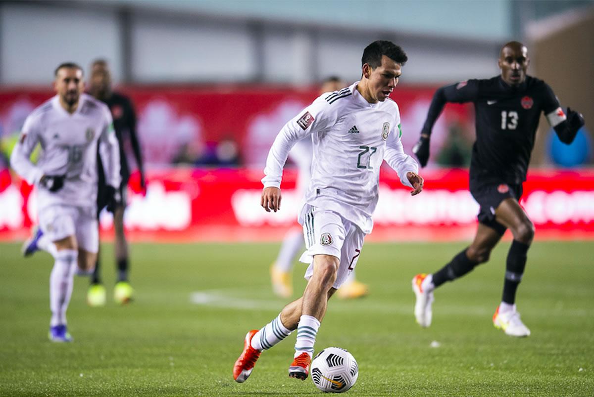 ‘Chucky‘ Lozano conduciendo el balón durante el juego ante Canadá.