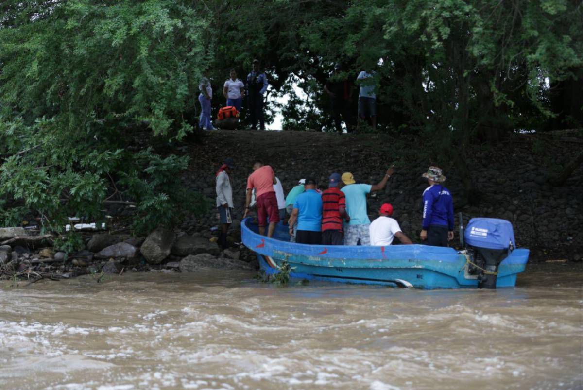 Miles de familias incomunicadas por lluvias del huracán Erick categoría 3