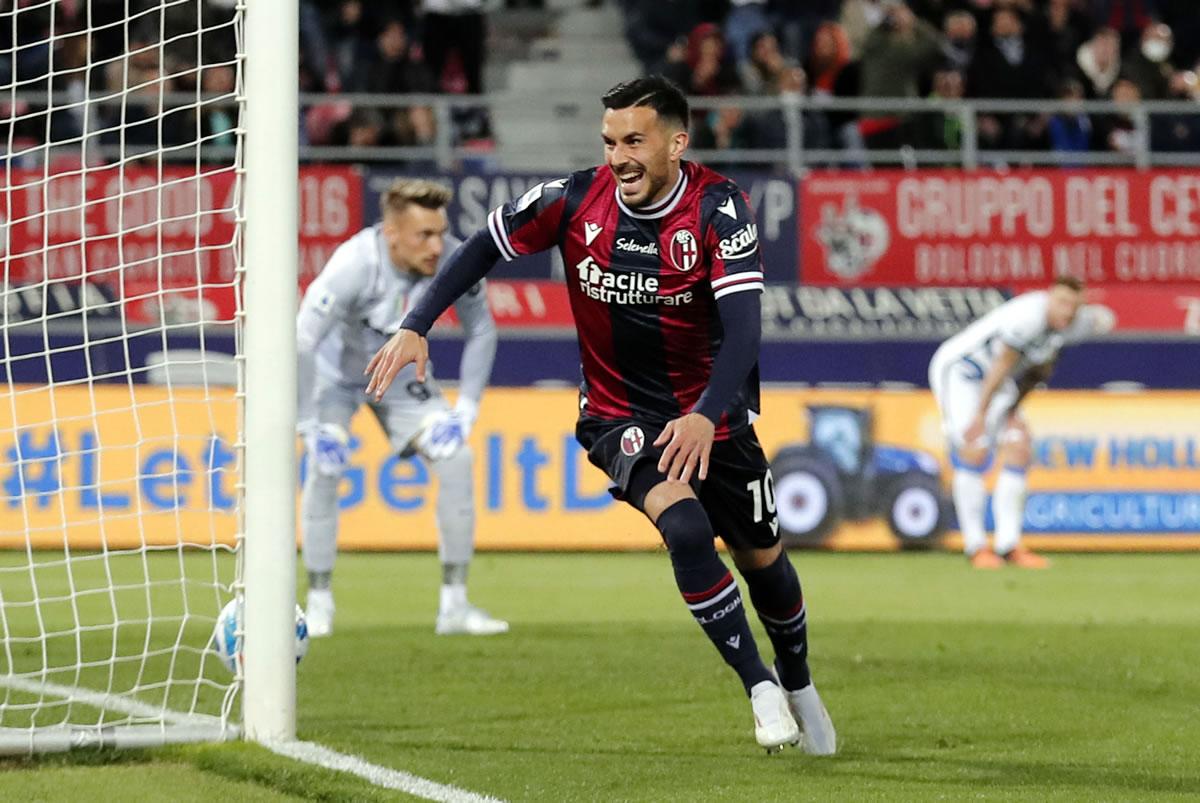 Nicola Sansone corriendo a celebrar el segundo gol del Bolonia tras el errorazo del portero del Inter, Ionuț Andrei Radu.