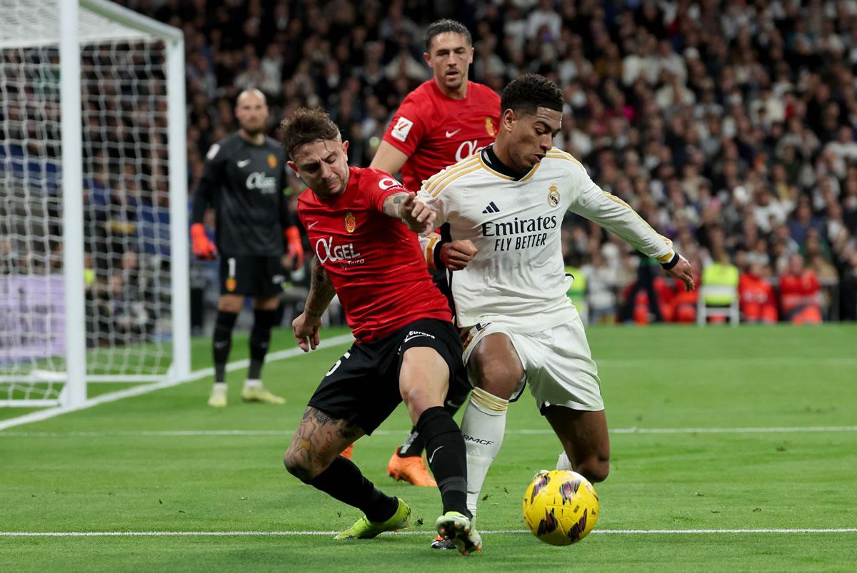 Jude Bellingham no tuvo su mejor partido ante Mallorca. En la imagen disputa el balón con Pablo Maffeo.