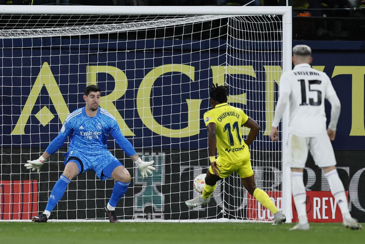 El delantero nigerianoSamu Chukwueze bate al portero belga Thibaut Courtois para el 2-0.
