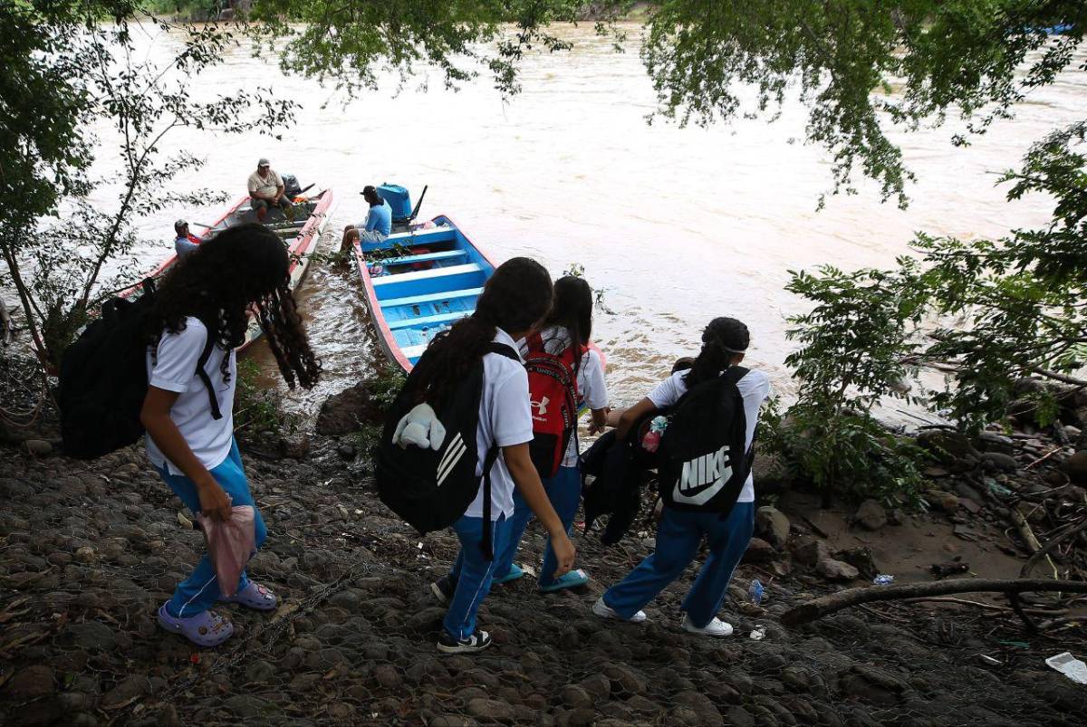 Miles de familias incomunicadas por lluvias del huracán Erick categoría 3