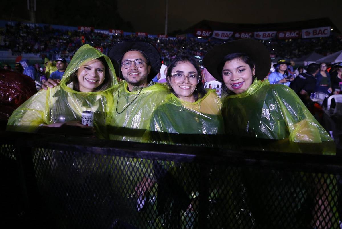 Carín León ofreció una serenata inolvidable en Tegucigalpa