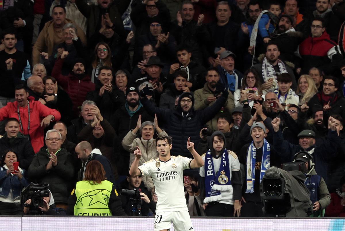Brahim Díaz celebrando su gol y en el fondo la afición del Real Madrid le aplaude.