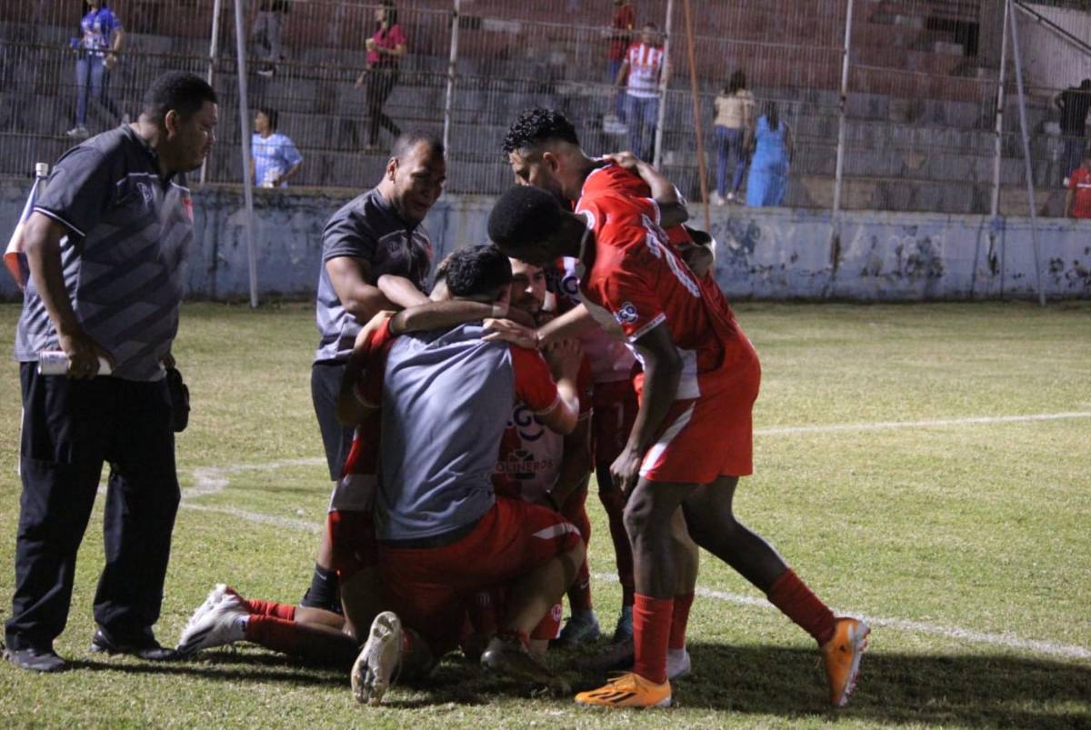 Marcelo Canales siendo felicitado por sus compañeros del Vida.