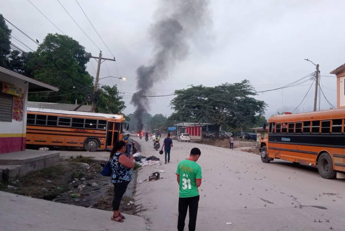 Las autoridades del transporte público en El Ocotillo están paralizadas por la toma de carretera que mantienen los pobladores.