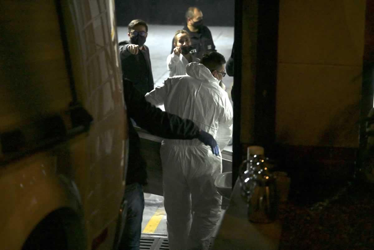 Miembros del Equipo de Investigación Técnica transportan el cuerpo de Taylor Hawkins desde el hotel en Bogotá donde fue hallado muerto.