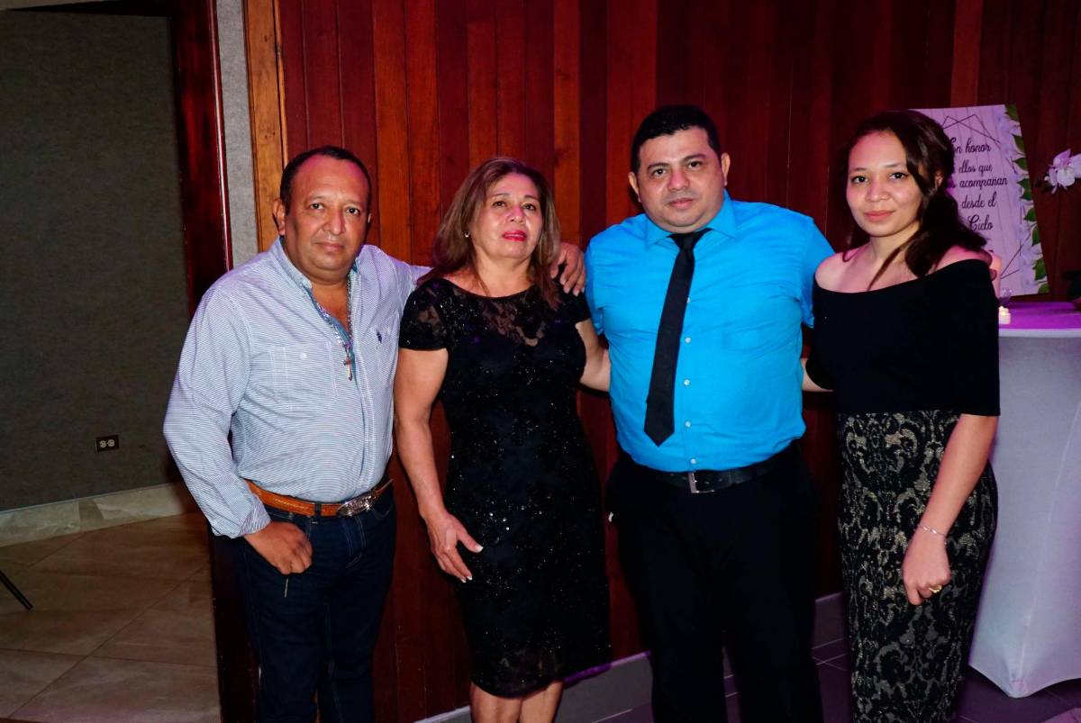 Llenos de promesas llegan al altar Rommel y Vanessa