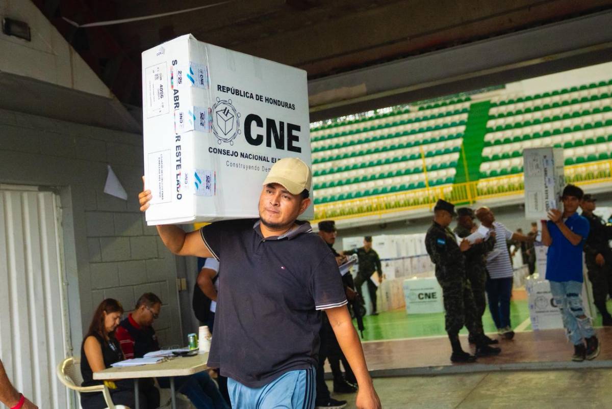 Sampedranos protegen sus negocios con láminas antes de las elecciones generales
