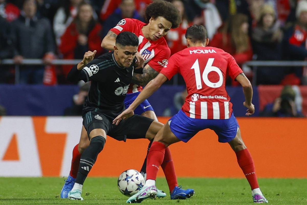 El hondureño Luis Palma recibe la marca de Witsel y Molina.