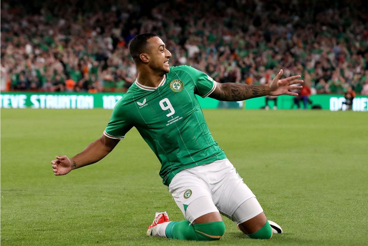 Adam Idah celebrando el gol de Irlanda contra Países Bajos.