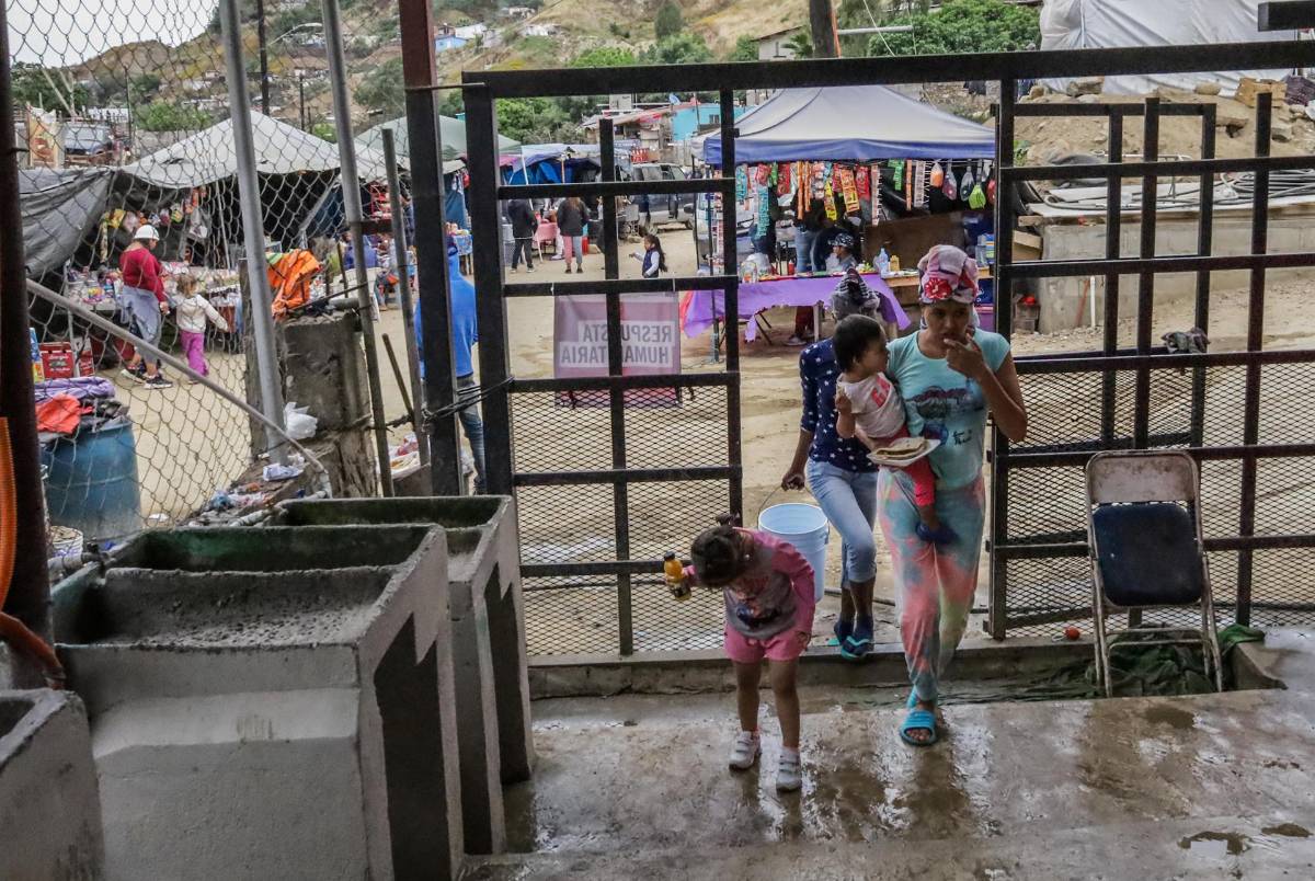 Migrantes permanecen en un albergue, el 27 de mayo de 2023, en Tijuana (México). EFE/Joebeth Terriquez