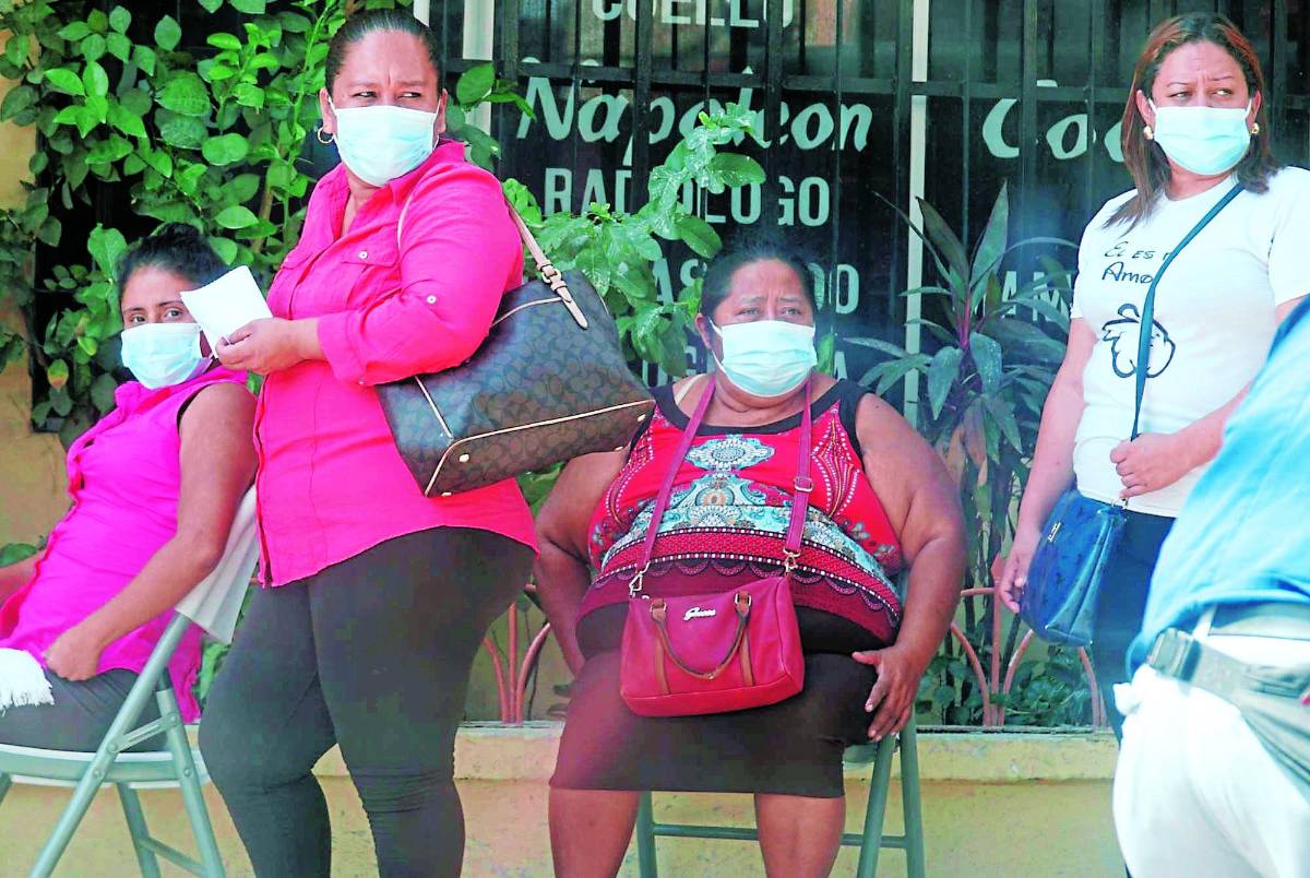 Piden imponer medidas a viajeros de China por covid