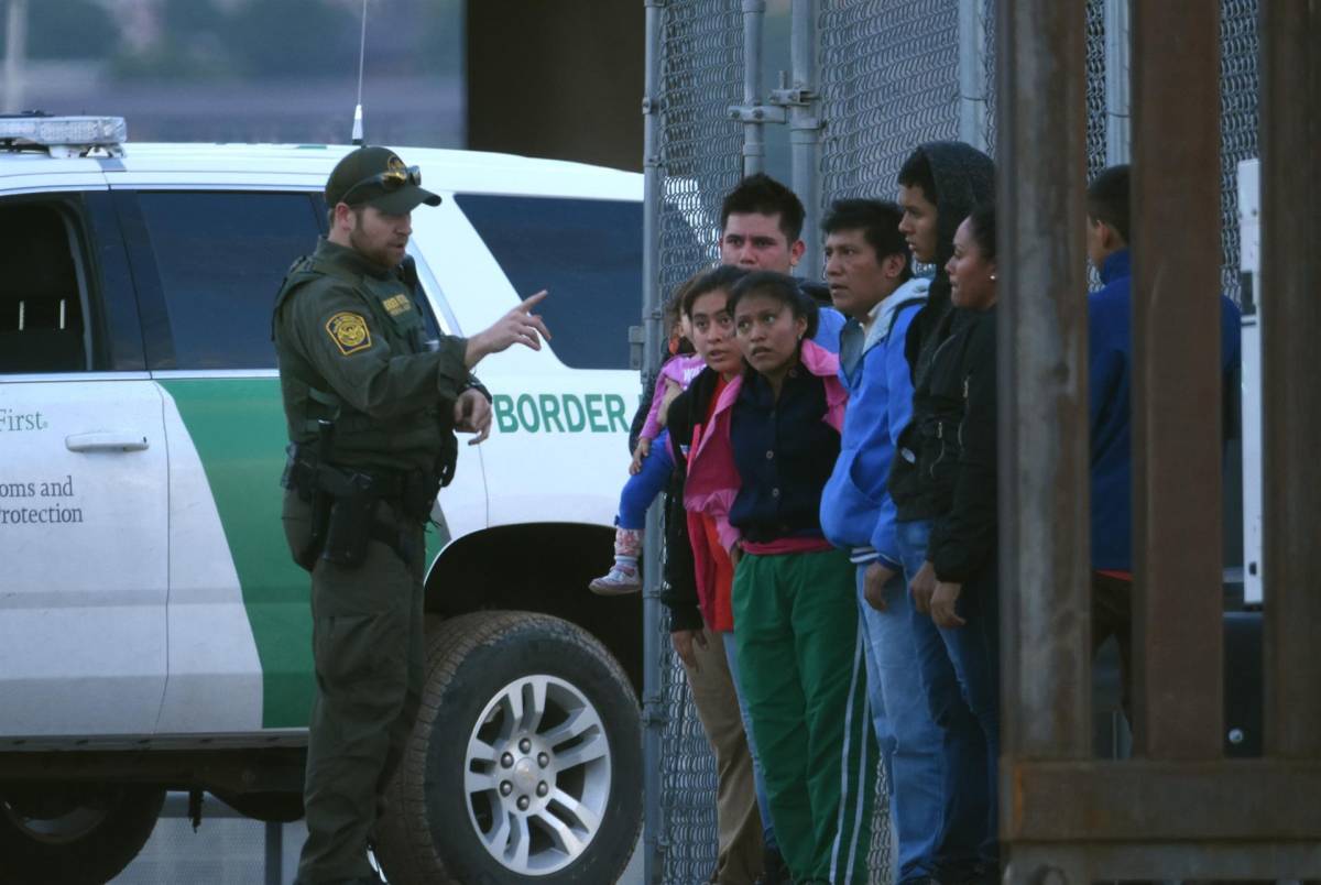 Hallan a niño migrante abandonado por su madre en la frontera México-EEUU